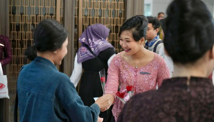 Semarak Hari Kartini, Ratusan Petugas Whoosh Berkebaya Bagikan Bunga dan Gift kepada Penumpang