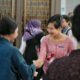 Semarak Hari Kartini, Ratusan Petugas Whoosh Berkebaya Bagikan Bunga dan Gift kepada Penumpang
