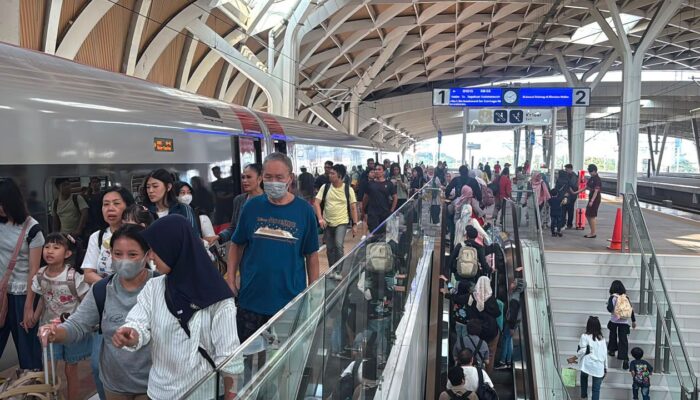 Naik Whoosh saat Long Weekend? Jangan Buang Tiket Anda, Dapatkan Diskon hingga Gratis Shuttle di 20 Destinasi Wisata, Kuliner, Tenant, hingga Hotel.
