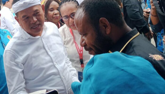 Pegiat Literasi Papua Pegunungan Serahkan Buku Soal Tanah Adat ke Gubernur Dedi Mulyadi