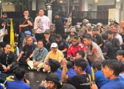 Redam Ketegangan, Kang Sidkon Djampi Anggota DPRD Komisi 1 Jabar Temui Pendemo Sambil Duduk Lesehan di Aspal