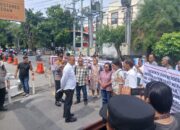 Ibu Korban Penganiayaan Brutal, Berdoa dan Menyampaikan Aspirasinya di Polrestabes Medan