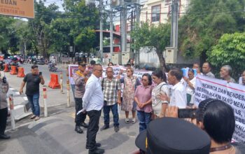 Ibu Korban Penganiayaan Brutal, Berdoa dan Menyampaikan Aspirasinya di Polrestabes Medan