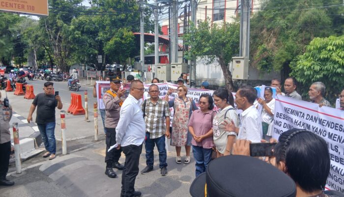 Ibu Korban Penganiayaan Brutal, Berdoa dan Menyampaikan Aspirasinya di Polrestabes Medan