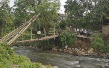 Tinjau Lokasi Jembatan Putus di Banjarwangi, Bupati Garut Pastikan Pembangunan Jembatan Gantung Permanen Segera Terealisasi