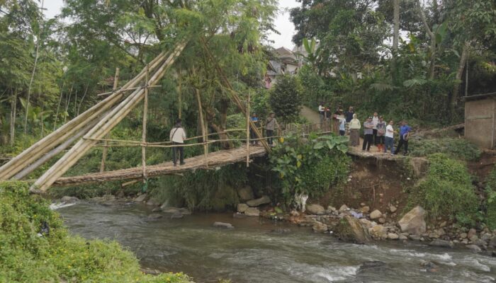 Tinjau Lokasi Jembatan Putus di Banjarwangi, Bupati Garut Pastikan Pembangunan Jembatan Gantung Permanen Segera Terealisasi