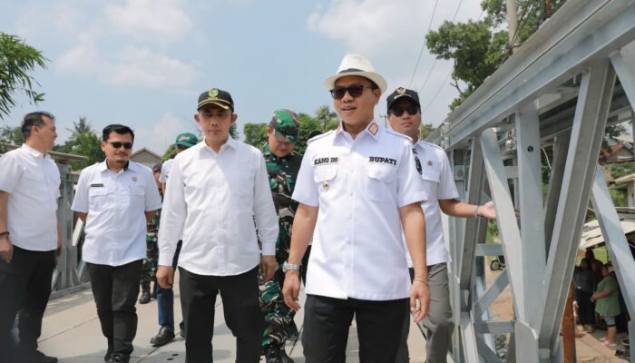 Bupati Bandung Tinjau Jembatan Bailey Radug, KDS: Sudah Bisa Dilewati Kendaraan Roda Empat dan Dua
