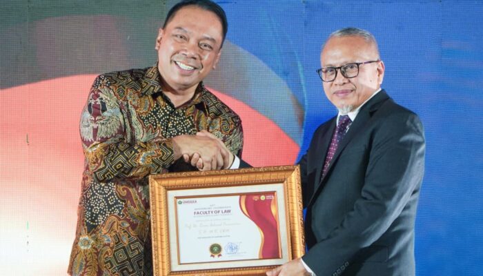Dirut Jasa Marga Raih Penghargaan “The Strategic Leader of National Impact” dari Fakultas Hukum Unissula
