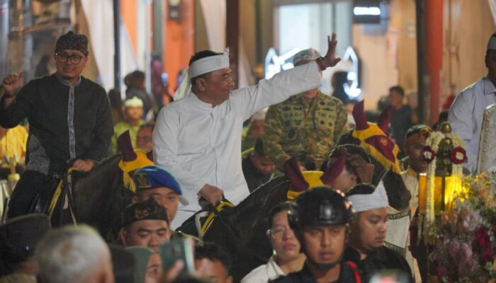 Warga Garut Padati Kirab Mahkota Binokasih, Perayaan Milangkala Tatar Sunda Berlangsung Meriah