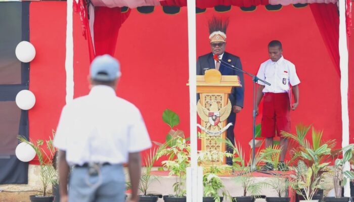 Siswa Disabilitas Pimpin Upacara Hardiknas di SLB Nabire
