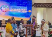 Serahkan Replika Rumah Pohon Korowai, Masyarakat Papua Doakan KDM Jaga Hutan Papua