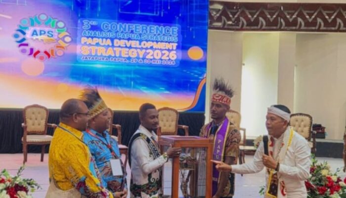 Serahkan Replika Rumah Pohon Korowai, Masyarakat Papua Doakan KDM Jaga Hutan Papua