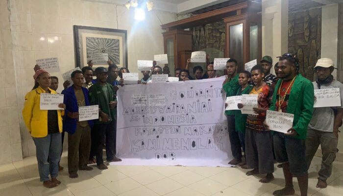 Solidaritas Mahasiswa Paniai Se-Indonesia Kota Studi Makassar Sampaikan Tuntutan Tolak DOB dan Aktivitas Tambang di Paniai