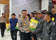 Kasatlantas Polrestabes Bandung Salurkan Bantuan Pangan Untuk Masyarakat