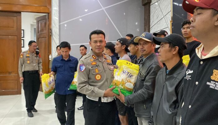 Kasatlantas Polrestabes Bandung Salurkan Bantuan Pangan Untuk Masyarakat