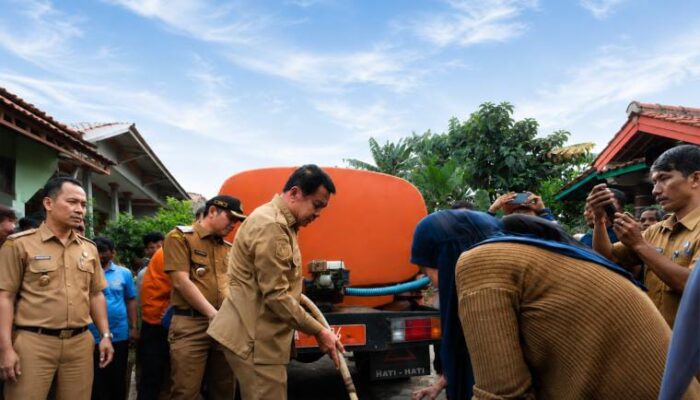 Bupati Tangerang dan Gubernur Banten Salurkan Air Bersih untuk Warga Terdampak Kekeringan di Tigaraksa