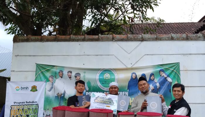 BMH Bersama ACMM Salurkan Sarana Ibadah Kepada Yayasan  Ishlahul Ummah Arjasari