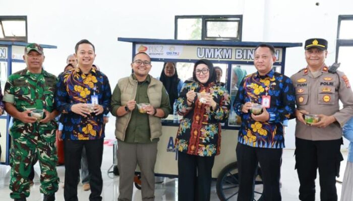 Wabup Intan Simbolis Serahkan Bantuan WUB Perempuan Kepala Keluarga