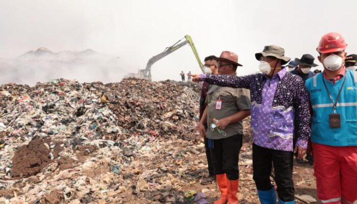 Bupati Maesyal Rasyid Terus Kawal Pemadaman TPA Jatiwaringin, Dua Helikopter BNPB Dikerahkan