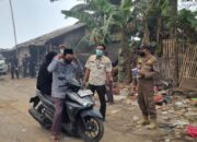 Respon Cepat Kebakaran TPA Jatiwaringin, Satpol PP Bagikan Masker kepada Warga dan Pengendara