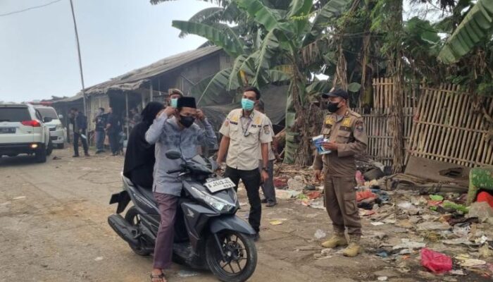 Respon Cepat Kebakaran TPA Jatiwaringin, Satpol PP Bagikan Masker kepada Warga dan Pengendara