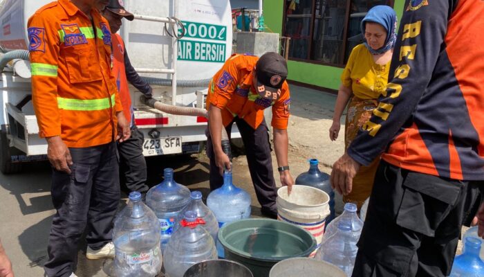 Pemprov Jabar dan Sejumlah Pihak Distribusikan 8,7 Juta Liter Air kepada Masyarakat Selama Musim Kemarau