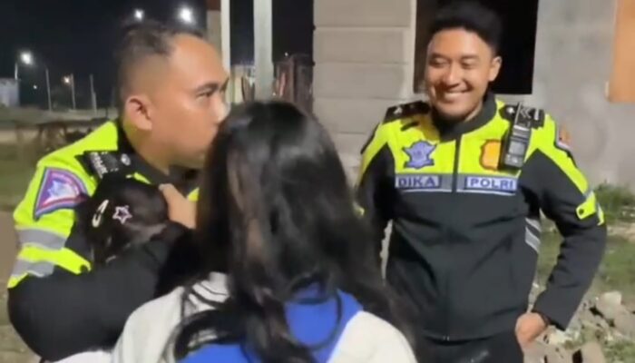 Momen Siswi Kesurupan Saat Hendak Ditertibkan Polisi di Pangandaran