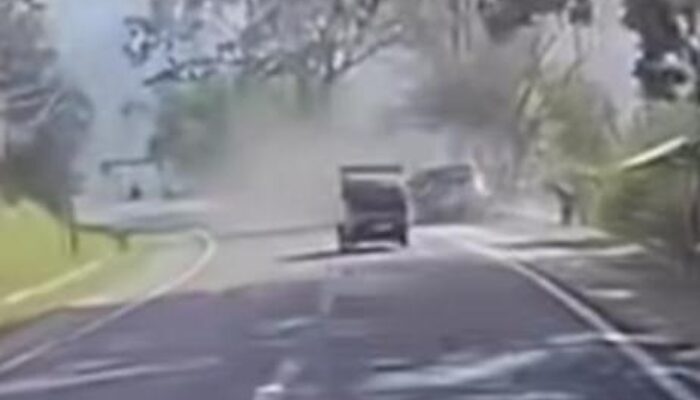Gagal Nyalip Kendaraan di Depan, Truk Tangki BBM Hilang Kendali Terguling  Masuk ke Jurang di Gentong