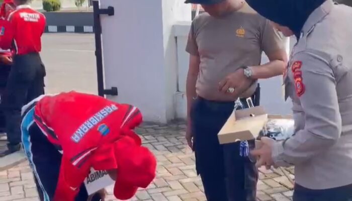 Terharu! Saat Polwan Belikan Sepatu Baru untuk Anggota Paskibraka yang Sepatunya Jebol Saat Latihan