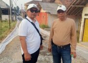 Warga Rancakuda Swadaya Cor Jalan Desa 120 Meter, Kades Citapen Turut Turun Tangan