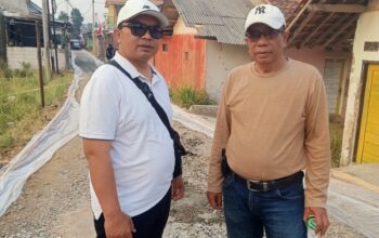 Warga Rancakuda Swadaya Cor Jalan Desa 120 Meter, Kades Citapen Turut Turun Tangan