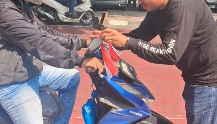 Kelompok Motor Insieme Bagi-Bagi Bendera Merah Putih Jelang HUT RI ke-81
