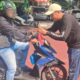 Kelompok Motor Insieme Bagi-Bagi Bendera Merah Putih Jelang HUT RI ke-81