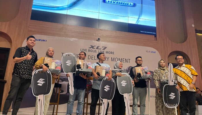 Momentum Kebersamaan: Konsumen Perdana XL7 Rayakan Hand Over Ceremony