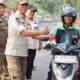 Satpol PP Kabupaten Tangerang Bagikan Ratusan Bendera Merah Putih Jelang HUT ke-81 RI