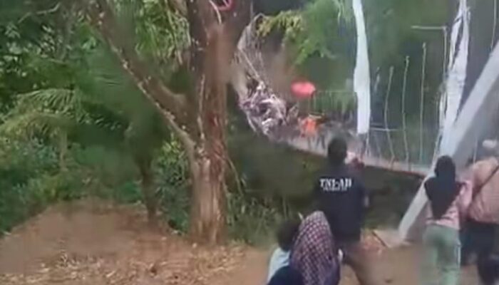 Over Kapasitas, Bupati Pnagandaran Termasuk Dandim dan Kadis PU Terjungkal di Jembatan Gantung