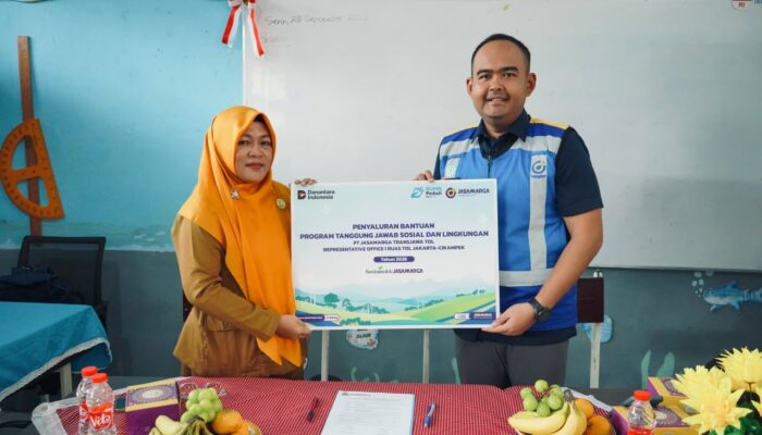 Dukung Kenyamanan Belajar Siswa, JTT Salurkan Bantuan Sarana Pendidikan di Bekasi