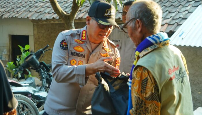 Polda Jabar Salurkan Bantuan Air Bersih dan Sembako untuk Warga Terdampak Kemarau di Gunung Geulis Sumedang