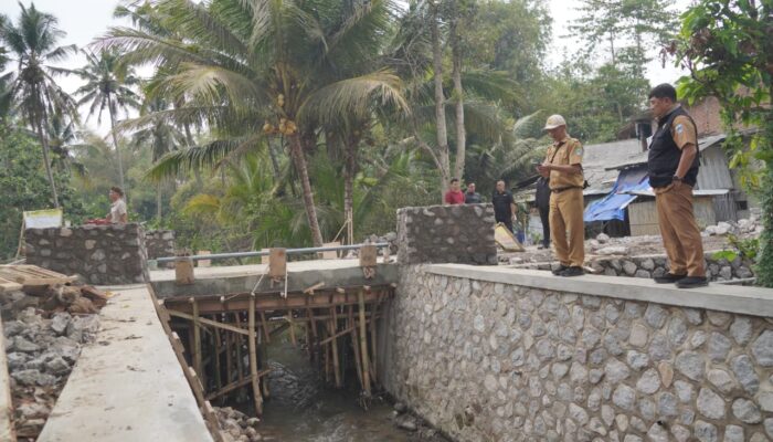 Bupati Garut Tinjau Jembatan Cidarengdeng, Ditargetkan Rampung Awal Oktober 2026