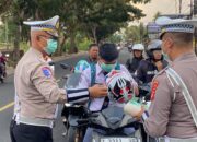 Waspada Abu Vulkanik, Satlantas Polres Pangandaran Bagikan Masker kepada Pengendara
