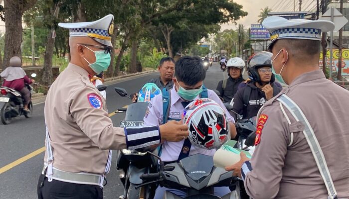 Waspada Abu Vulkanik, Satlantas Polres Pangandaran Bagikan Masker kepada Pengendara