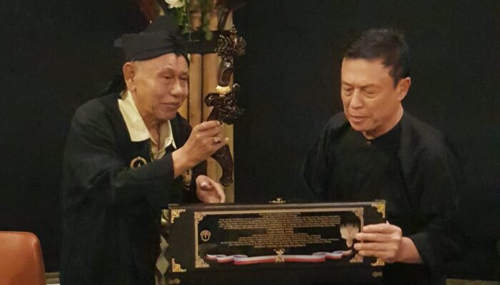 CEO EIGER Ronny Lukito Dianugerahi Kujang oleh Kawargian Abah Alam