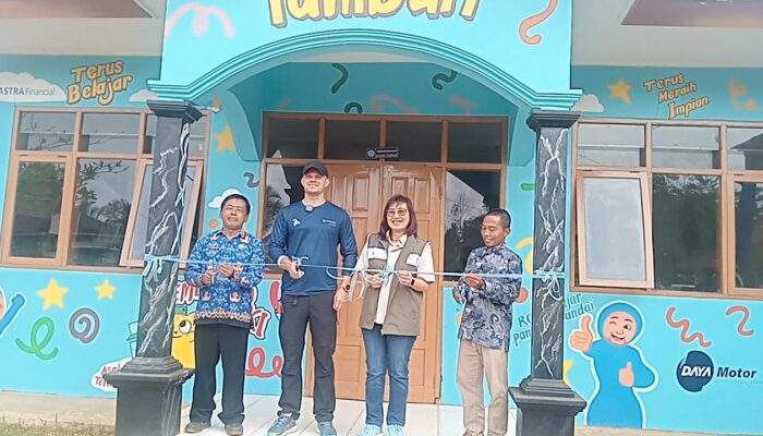 WNA Asal Denmark Bantu Perbaiki Sekolah Di Daerah Terpencil di Pangandaran, Kepsek: Terasa Mimpi