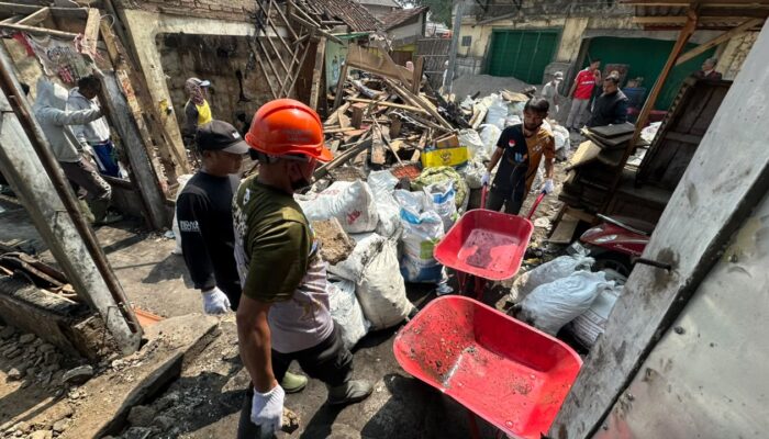 Pemkab Garut Bersihkan Material Kebakaran Pasar Andir dan Siapkan Pasar Darurat