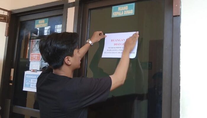 KGMT Segel Ruang Kepala Disdik Banjar, Soroti Dugaan Potongan 22 Persen Revitalisasi Sekolah