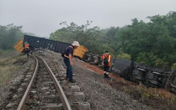 Tabrakan Dua Kereta Api Babaranjang Di Sumsel, Lokomotif Dan Gerbong Anjlok Terguling, Crew KA Terluka