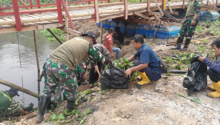Sungai Tertutup Sampah dan Eceng Gondok, Satgas Citarum Sektor 4 dan PT SMM Gotong Royong Bersihkan Aliran Sungai Cihaur