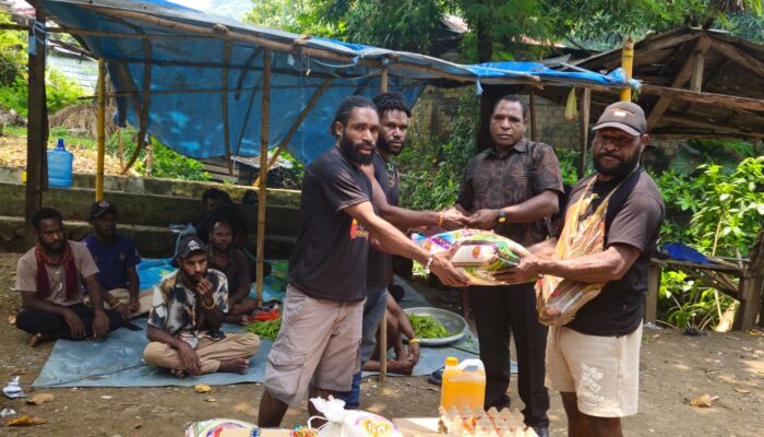 Asrama Ilaga Rusak Diterjang Bencana, Puluhan Mahasiswa Puncak Bertahan di Tenda Darurat, Keril Tabuni Salurkan Bantuan