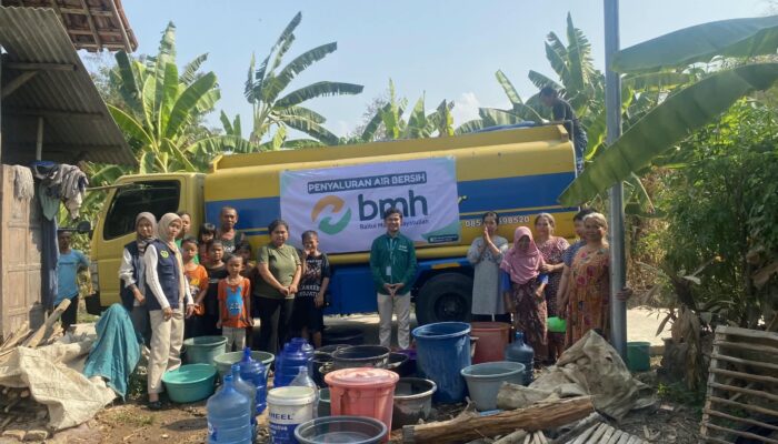 Bantu Atasi Dampak Kekeringan, BMH Cirebon Salurkan Air Bersih untuk 80 KK di Desa Cilukrak