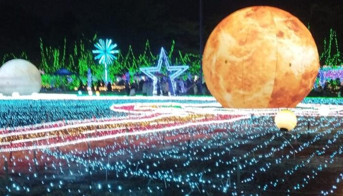 Diguyur Hujan Rintik, Lumiland Sulap Dadaha Jadi Lautan Cahaya di HUT ke-25 Kota Tasikmalaya